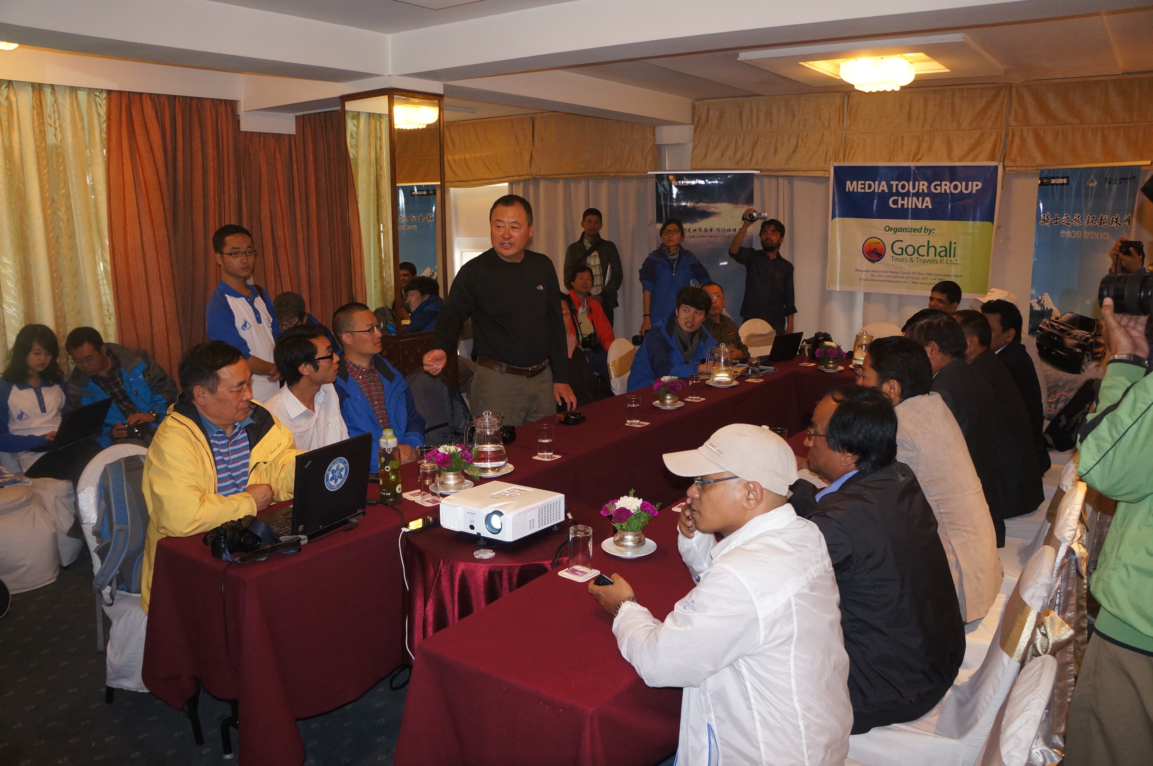 International media guests and local hosts in a working session organized by Gochali